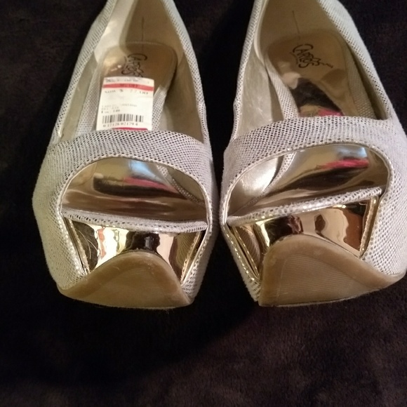 Stylish Gold Metallic Heels - Picture 2 of 4